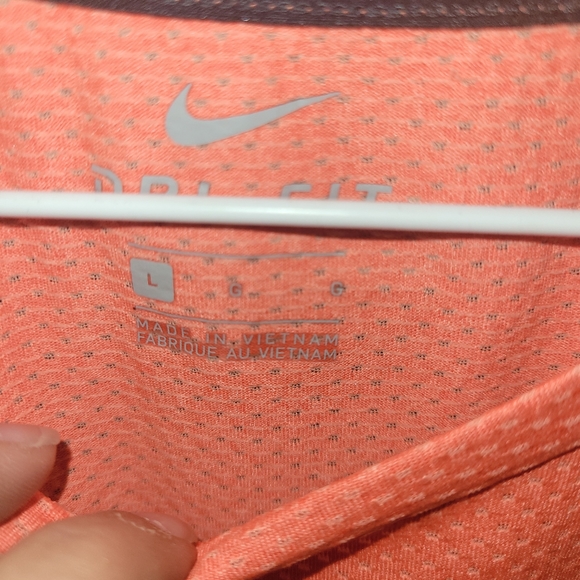 Nike shirt - Picture 3 of 3
